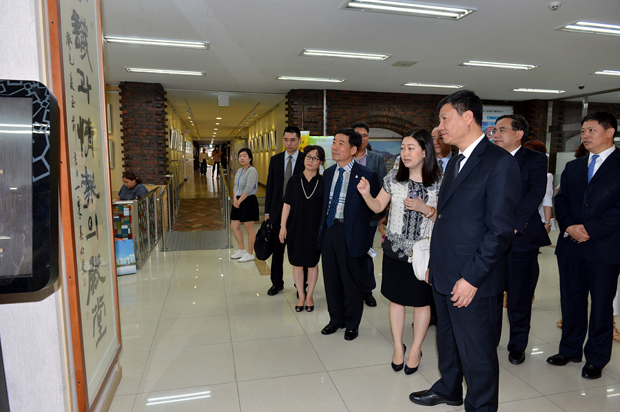 중국 광저우시장 일행 시립도서관 방문