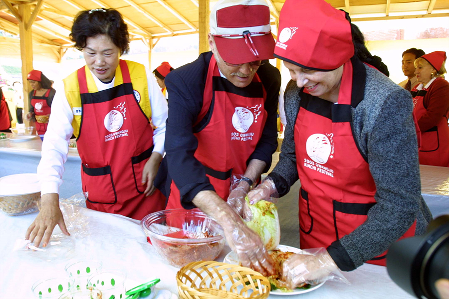 제10회 광주김치대축제 김치담그기